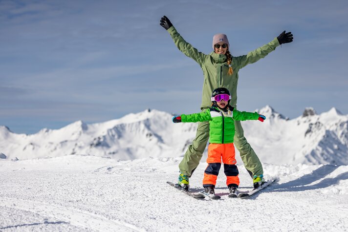 Ein Mutter und ihre Tochter haben Spaß beim Skifahren in der Silvretta Montafon. | © Silvretta Montafon - Torsten Wenzler