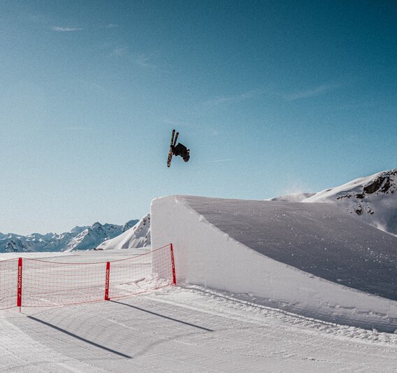 Ein Feestyler springt über einen hohen Kicker im Snowpark Montafon in der Silvretta Montafon. | © Silvretta Montafon - goodguypaez