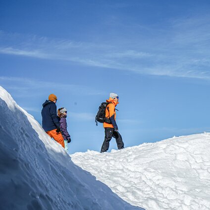 Drei Winterwanderer bei blauem Himmel in der Silvretta Montafon. | © Silvretta Montafon - Vanessa Strauch