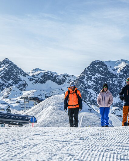 Drei Winterwanderer laufen an der Bergstation auf dem Wanderweg bei schönsten Winterwetter. | © Silvretta Montafon - Vanessa Strauch