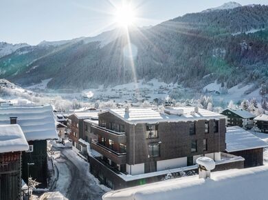 Aussenansicht der Chalets des Sporthotel Silvretta Montafon im Winter.