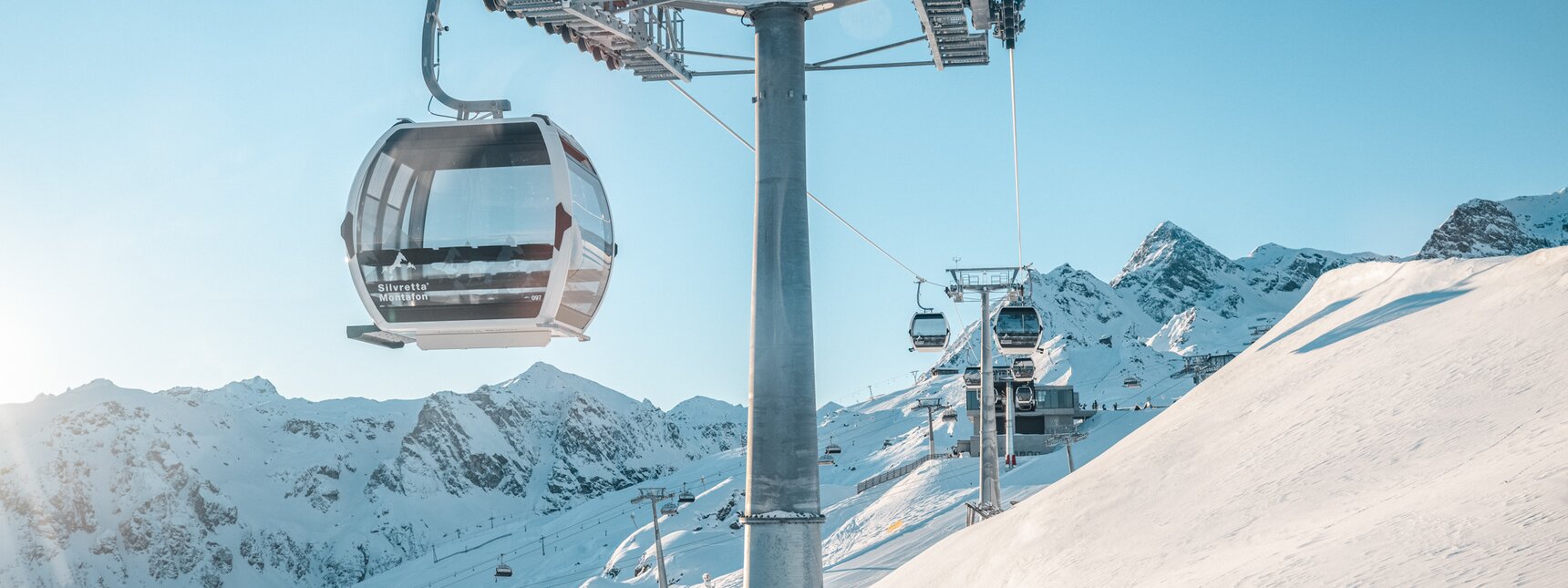 Eine Bahn schwebt auf den Berg hoch in wunderschöner Winterlandschaft in der Silvretta Montafon | © Silvretta Montafon - Mathäus Gartner