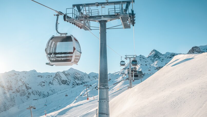 Eine Bahn schwebt auf den Berg hoch in wunderschöner Winterlandschaft in der Silvretta Montafon | © Silvretta Montafon - Mathäus Gartner