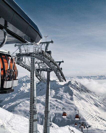 Eine Bahn schwebt auf den Berg hoch in wunderschöner Winterlandschaft in der Silvretta Montafon | © Silvretta Montafon - Daniel Zangerl