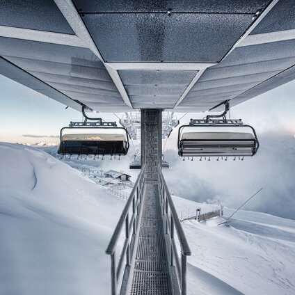 Eine Bahn schwebt auf den Berg hoch in wunderschöner Winterlandschaft in der Silvretta Montafon | © Silvretta Montafon - Stefan Kothner