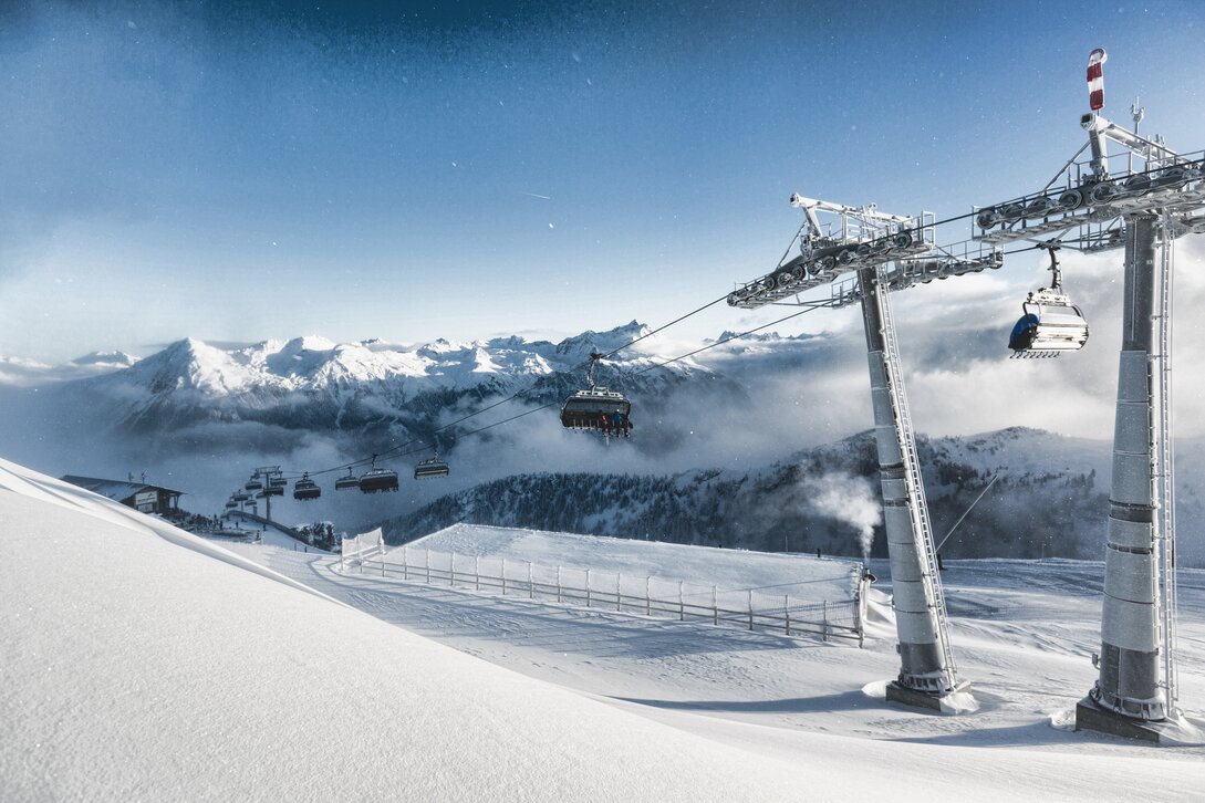 Eine Bahn schwebt auf den Berg hoch in wunderschöner Winterlandschaft in der Silvretta Montafon | © Silvretta Montafon - Stefan Kothner