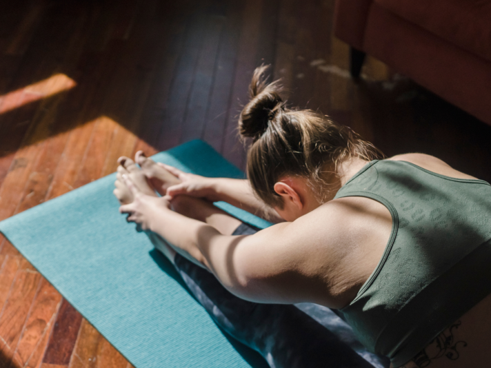 Yoga Retreat im Sporthotel Silvretta Montafon | © Tina Fehrenbach - Silvretta Montafon Eine Frau macht eine Yoga-Übung auf einer Matte | © Tina Fehrenbach - Silvretta Montafon