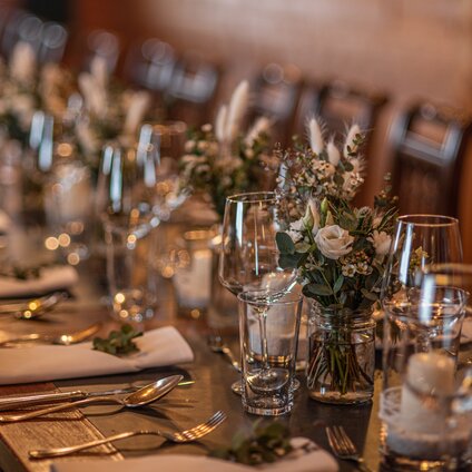 Ein gedeckter Tisch für eine Hochzeit in der gemütlichen Alpe Bova vom Sporthotel Silvretta Montafon | © Silvretta Montafon - Mara Baues