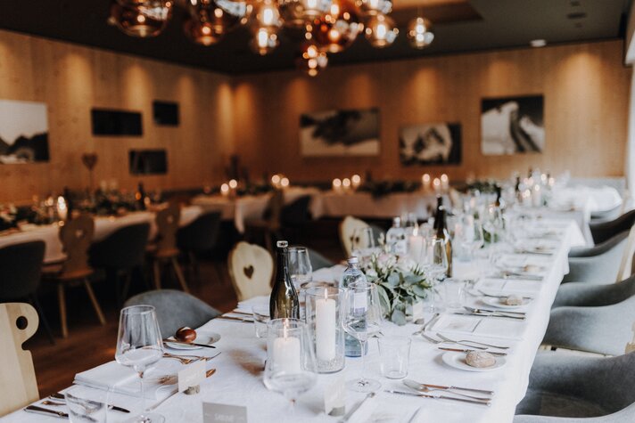 Schön eingedeckte Tische für eine Hochzeit in der Stoba 7 im Sporthotel Silvretta Montafon | © Silvretta Montafon - Cornelius Lorünser