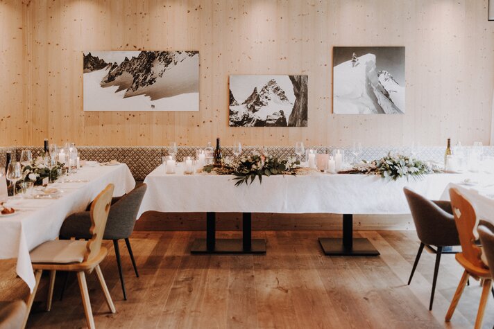 Schön eingedeckte Tische für eine Hochzeit in der Stoba 7 im Sporthotel Silvretta Montafon | © Silvretta Montafon - Cornelius Lorünser