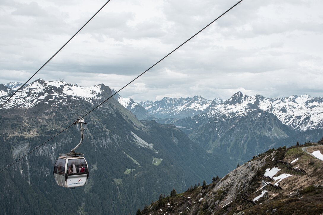 Brautpaar fährt mit der Versettlabahn auf den Berg | © Silvretta Montafon - Mara Baues