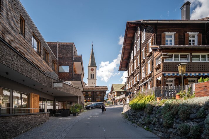Aussicht ins Zentrum von Gaschurn mit der Kirche vom Sporthotel Silvretta Montafon in Gaschurn | © Silvretta Montafon - blateral