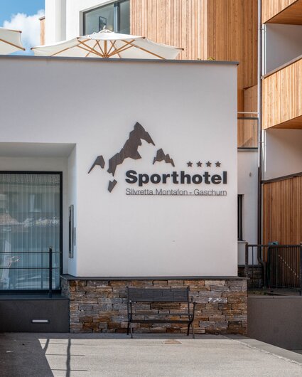 Eingang vom Sporthotel Silvretta Montafon mit Logo  | © Silvretta Montafon - blateral