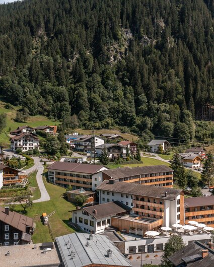 Das Sporthotel Silvretta Montafon im Zentrum von Gaschurn mit traumhafter Berglandschaft im Hintergrund | © Silvretta Montafon - blateral