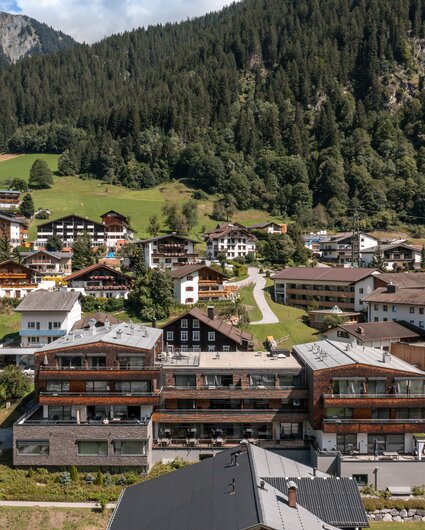Das Sporthotel Silvretta Montafon im Zentrum von Gaschurn mit traumhafter Berglandschaft im Hintergrund | © Silvretta Montafon - blateral
