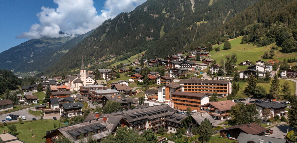 Das Sporthotel Silvretta Montafon im Zentrum von Gaschurn mit traumhafter Berglandschaft im Hintergrund | © Silvretta Montafon - blateral
