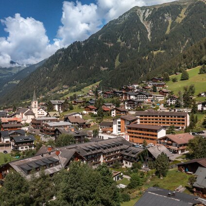 Das Sporthotel Silvretta Montafon im Zentrum von Gaschurn mit traumhafter Berglandschaft im Hintergrund | © Silvretta Montafon - blateral