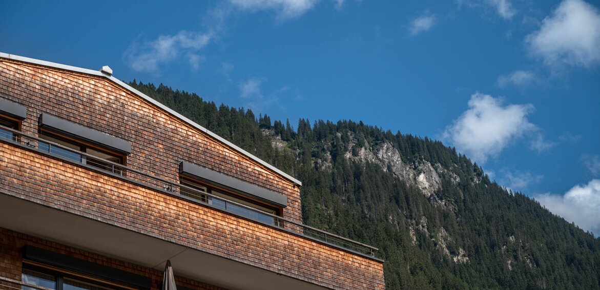 Das Sporthotel Silvretta Montafon mit den Bergen im Hintergrund | © Silvretta Montafon - blateral