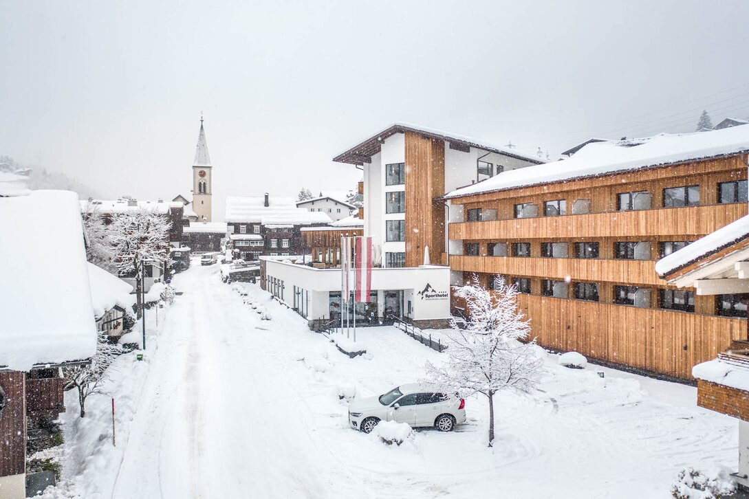 Der Ortskern Gaschurn mit dem Sporthotel Silvretta Montafon währenddessen es schneit  | ©  Silvretta Montafon - blateral