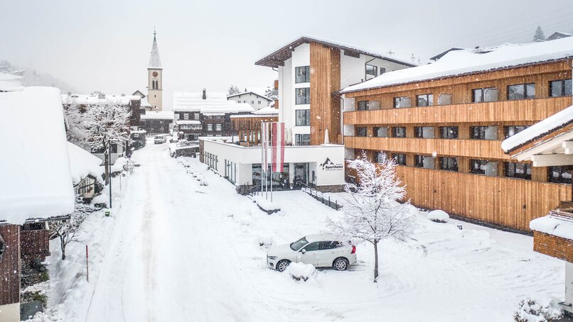 Der Ortskern Gaschurn mit dem Sporthotel Silvretta Montafon währenddessen es schneit  | ©  Silvretta Montafon - blateral