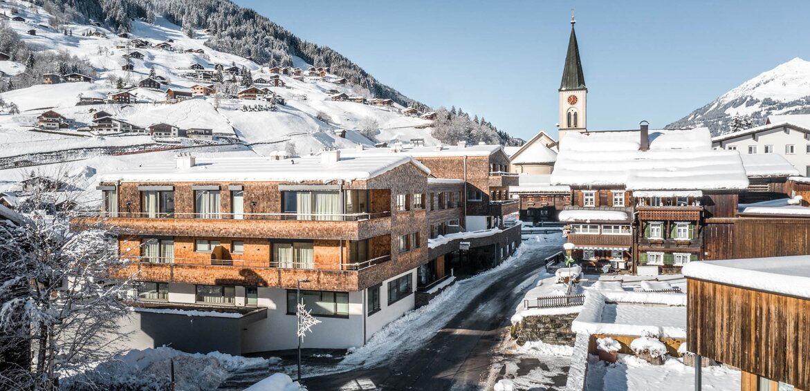 Das Sporthotel Silvretta Montafon in Gaschurn im Winter | © Silvretta Montafon - blateral Blick auf die Sporthotel Chalets, die Stoba 7 und die Ortskirche in Gaschurn im Winter | © Silvretta Montafon - blateral