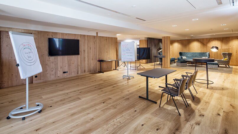 Ein Seminarraum mit Screens und Flipcharts. | © Silvretta Montafon - Markus Gmeiner