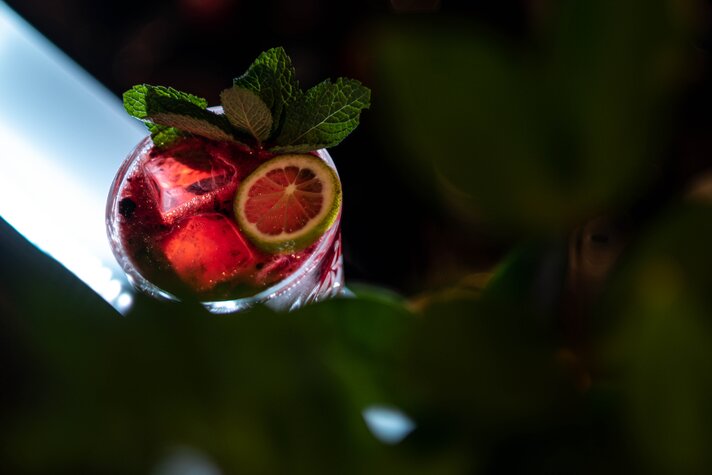Signature Drink des Sporthotel wird in der Goldrausch Bar serviert | © Silvretta Montafon - Mara Baues
