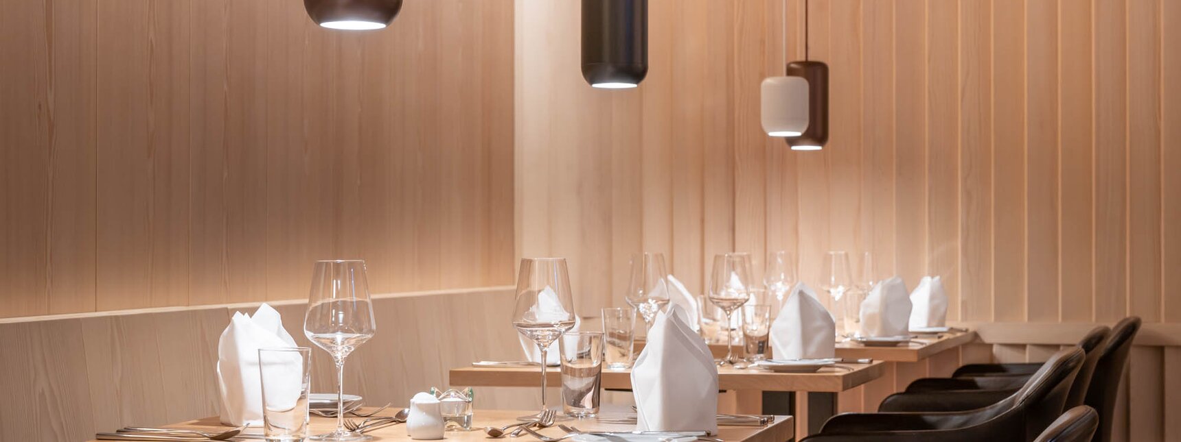 Schöngedeckte Tische für zwei Personen im Holzambiente im Sporthotel Silvretta Montafon | © Silvretta Montafon - blateral