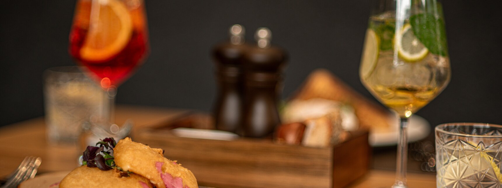 Fein angerichtete Speisen in gemütlicher Atmosphäre in Simons Alpenbrasserie im Sporthotel Silvretta Montafon | © Silvretta Montafon - Mara Baues