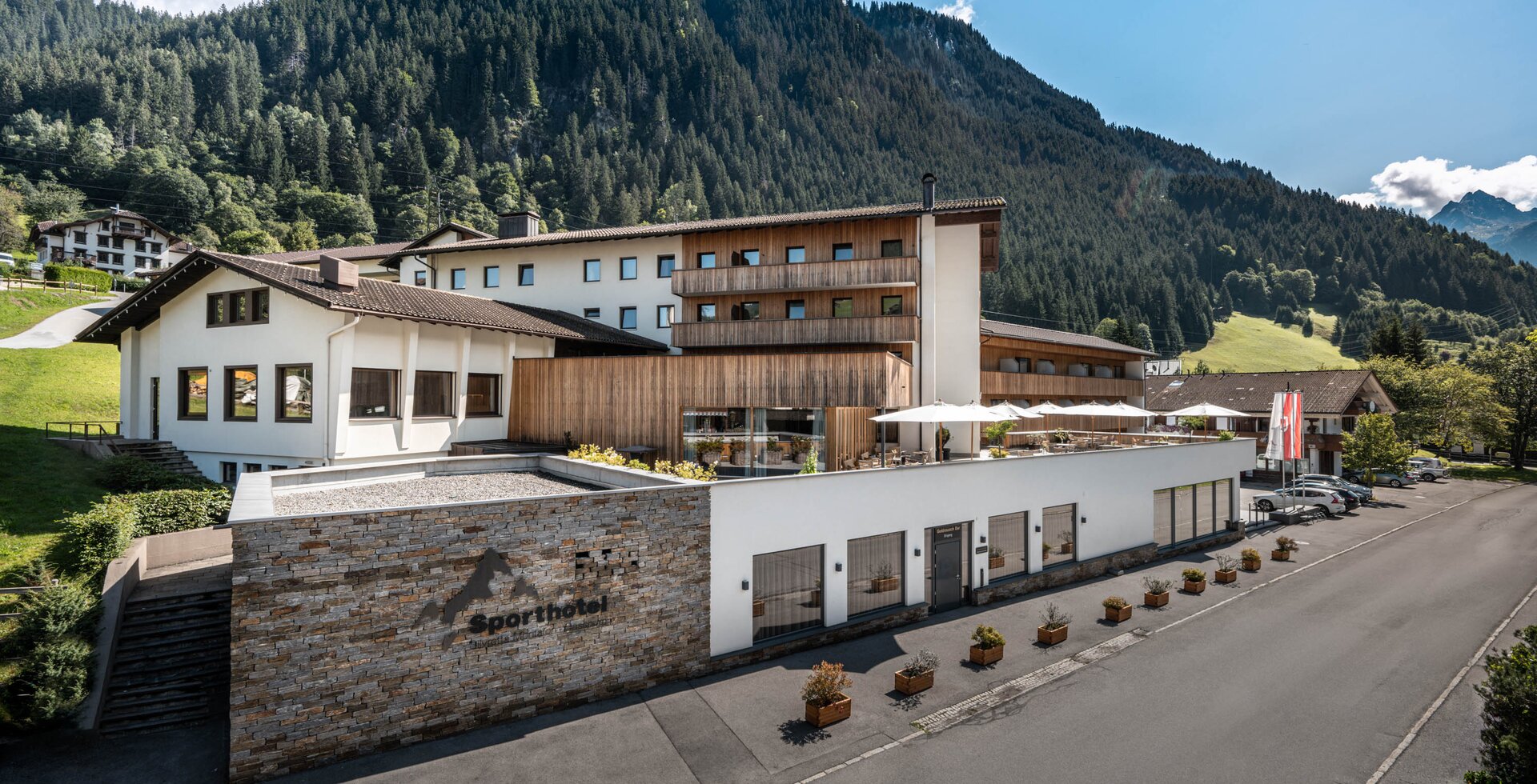 Sporthotel Silvretta Montafon von außen im Sommer | © Silvretta Montafon