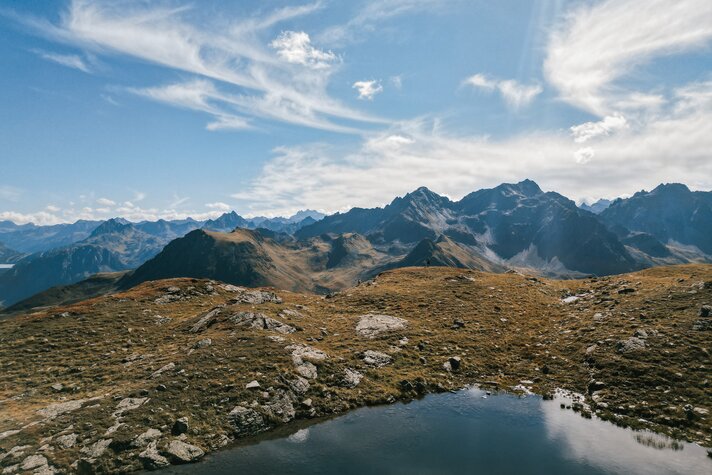 Bergsee mit Ausblick auf das Bergpanorama