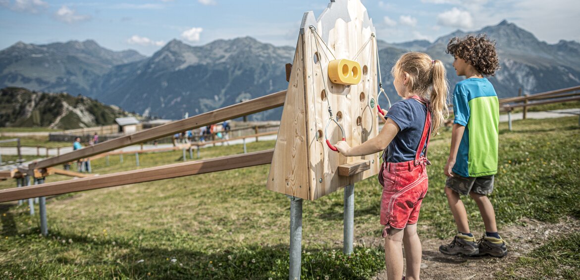Zwei Kinder an Kugelbahnen - Silvretta Montafon | © Silvretta Montafon - Stefan Kothner Zwei Kinder spielen an den Kugelbahnen in der Alpenwelt Nova in der Silvretta Montafon. | © Silvretta Montafon - Stefan Kothner