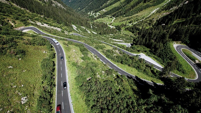 Die kurvenreiche Passstrasse Silvretta Hochalpenstrasse in Gaschurn-Partenen. | © Silvretta Montafon - Montafon Tourismus
