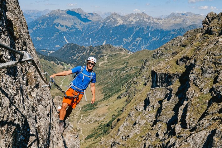 Ein Kletterer an der Wand des Klettersteig Madrisella in der Silvretta Montafon. | © Silvretta Montafon - Vanessa Strauch