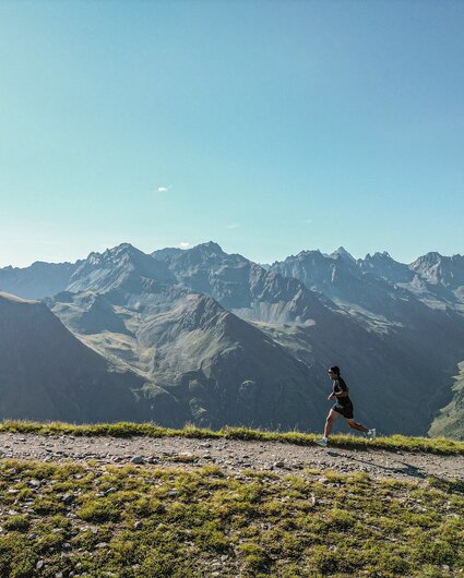 Ein Trailrunner auf einem aussichtsreichem Trail in der Silvretta Montafon.   | © Silvretta Montafon - Vanessa Strauch