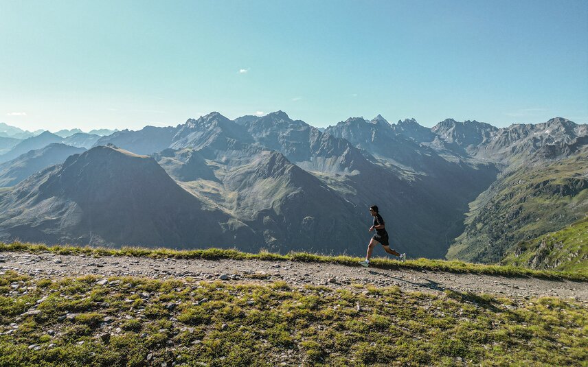 Ein Trailrunner auf einem aussichtsreichem Trail in der Silvretta Montafon.   | © Silvretta Montafon - Vanessa Strauch