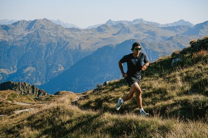 Ein Trailrunner beim Laufen in den Bergen der Silvretta Montafon. | © Silvretta Montafon - Vanessa Strauch