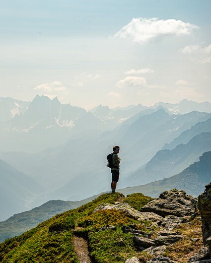 Ein Wanderer am Grat mit Aussicht über die Gipfel der Silvretta Montafon. | © Silvretta Montafon - Vanessa Strauch
