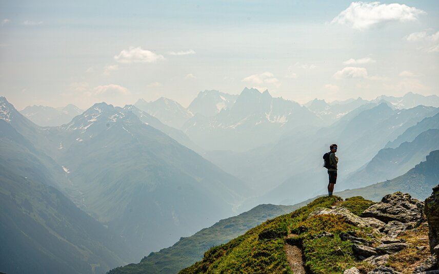 Ein Wanderer am Grat mit Aussicht über die Gipfel der Silvretta Montafon. | © Silvretta Montafon - Vanessa Strauch