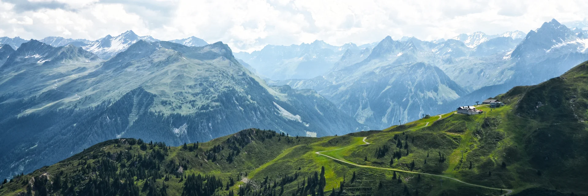 Die Aussicht vom Valisera Gebiet Richtung Nova Stoba auf der Versettla Bahn Bergstation in der Silvretta Montafon. | © Silvretta Montafon