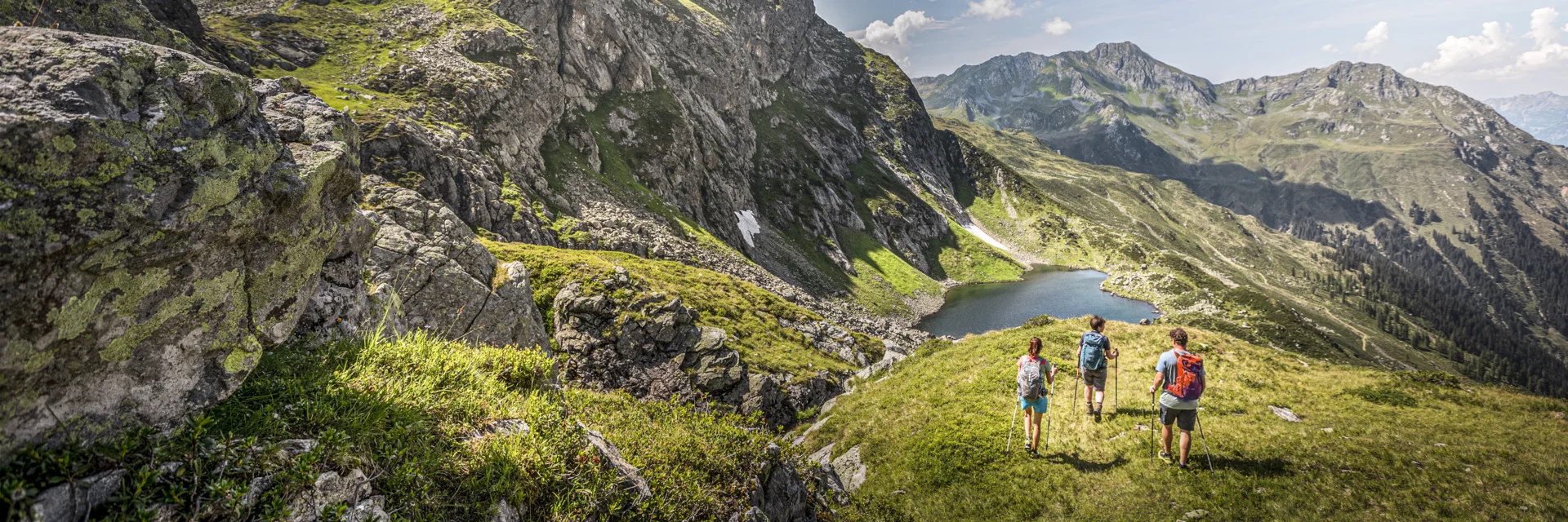 Drei Personen wandern Richtign Herzsee im Sommer am Hochjoch in der Silvretta Montafon. | © Silvretta Montafon - Stefan Kothner