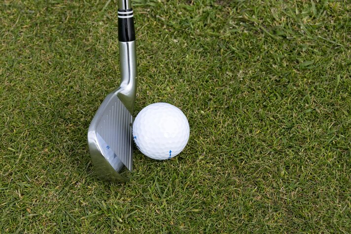 Ein Golball und ein Golfschläger beim Golfen in der Silvretta Montafon. | © Sporthotel Silvretta Montafon - pixabay