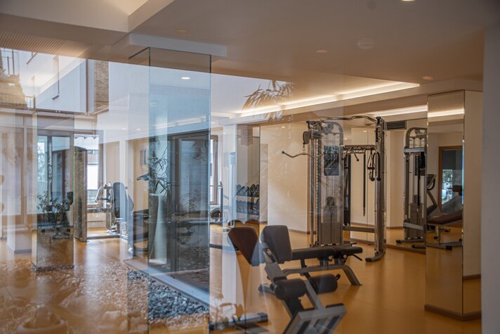 Ein Fitnessraum mit viel unterschiedlichen Trainingsgeräten und Spiegeln | © Silvretta Montafon - Mara Baues