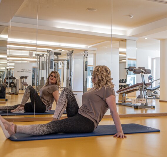 Frau mach Sport auf Sportmatte im Fitness Studio vom Sporthotel Silvretta Montafon | © Silvretta Montafon - Mara Baues