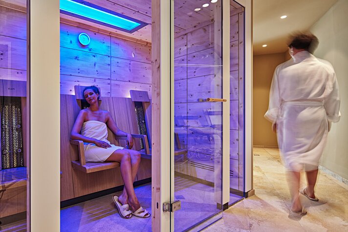 Infrarotsauna - Sporthotel Silvretta Montafon | © Silvretta Montafon - Markus Gmeiner Eine Frau sitzt in einer Infrarotsauna im Spa des Sporthotel Silvretta Montafon. | © Silvretta Montafon - Markus Gmeiner
