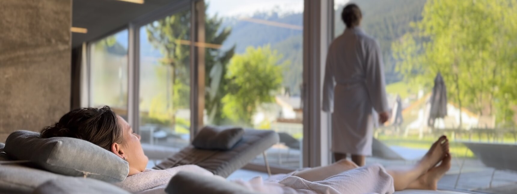 zwei_gäste_genießen_den_spa_bereich_des_sporthotels_ | © Silvretta Montafon - Mara Baues