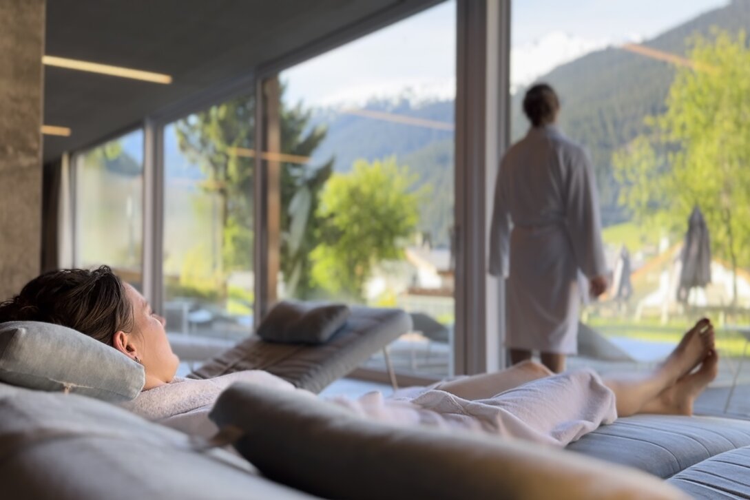 zwei_gäste_genießen_den_spa_bereich_des_sporthotels_ | © Silvretta Montafon - Mara Baues