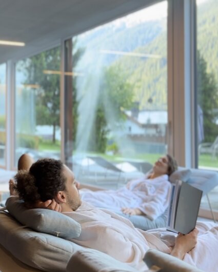 ein Paar genießt die gemütliche Auszeit im Sporthotel | © Silvretta Montafon - Mara Baues