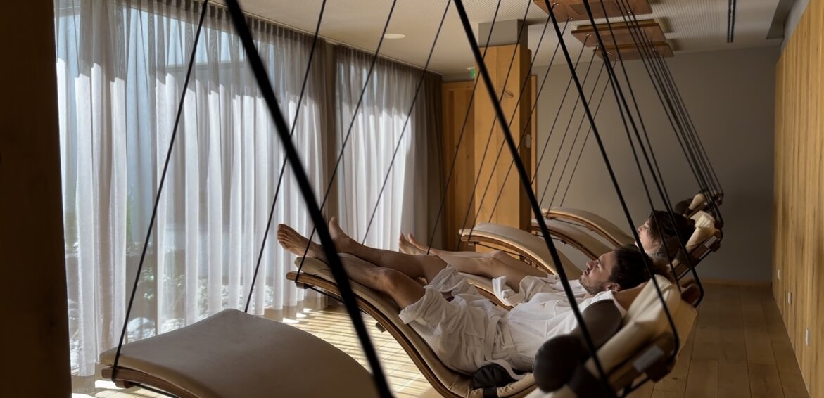 Ruheräume im Sporthotel | © Silvretta Montafon - Mara Baues Paar entspannt in den Ruheräumen des Sporthotels | © Silvretta Montafon - Mara Baues