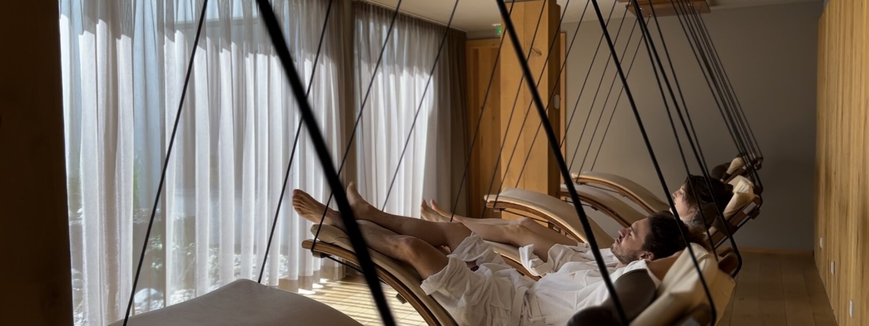 Paar entspannt in den Ruheräumen des Sporthotels | © Silvretta Montafon - Mara Baues